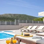 Relax, Private Pool,barbecue! Villa