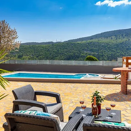 Villa Relax, Private Pool,barbecue! Omiš